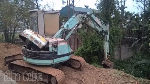 Thách thức pháp luật, “băm nát” chân đê ở Ứng Hòa ảnh 1