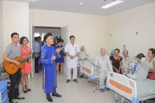 Mang âm nhạc đến bệnh viện mừng sinh nhật Bác ảnh 1