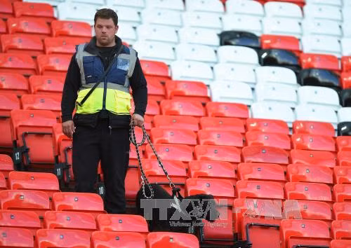 Cảnh sát Anh cho nổ vật khả nghi ở sân Old Trafford ảnh 1