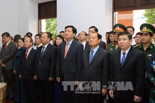 Lãnh đạo Đảng, Nhà nước vào Lăng viếng Chủ tịch Hồ Chí Minh ảnh 2