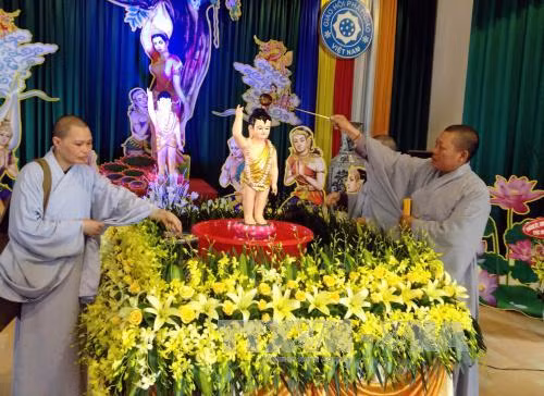 Chung tay bảo vệ môi trường mừng đại lễ Phật đản ảnh 1