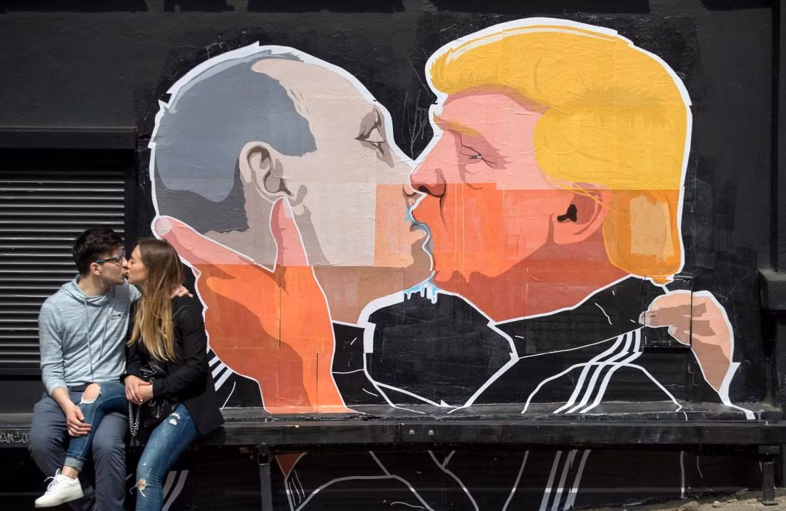 Tổng thống Putin và Donald Trump "ôm hôn" thắm thiết ảnh 1