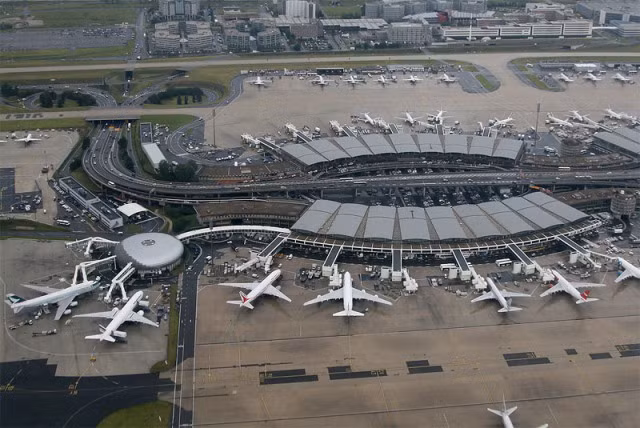 Pháp rà soát sân bay Charles de Gaulle sau vụ máy bay rơi ảnh 1