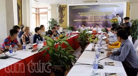 Các đại sứ các nước chinh phục Sơn Đoòng ảnh 2
