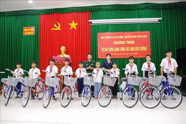 Tặng xe đạp cho học sinh khu vực biên giới