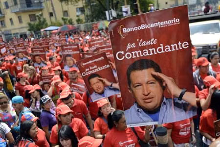 Tuần hành ủng hộ Tổng thống Chavez ảnh 1