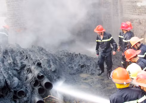 Cháy lớn tại sân vận động Tuy Hòa ảnh 1