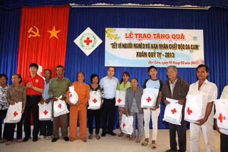 Phó Thủ tướng Nguyễn Thiện Nhân tặng quà các gia đình chính sách và nạn nhân da cam ảnh 1