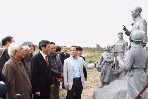 Nghiệm thu nhóm tượng đài Bác Hồ với Tuyên Quang ảnh 1