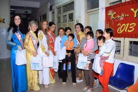 Các Hoa hậu Quý bà Thế giới khoe sắc cùng mùa xuân Hà Nội ảnh 1