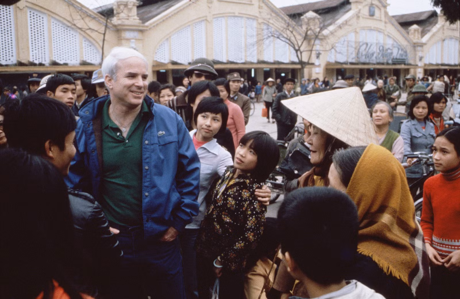 Ông McCain trò chuyện cùng người dân khi đến thăm Hà Nội năm 1985. Ảnh: Gettyimages