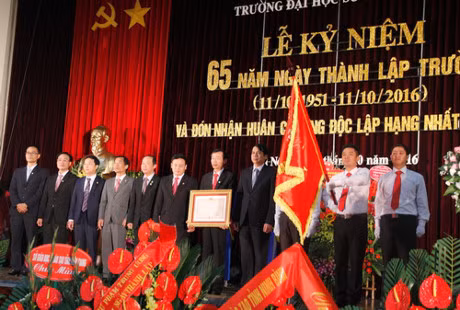 ĐH Sư phạm Hà Nội nhận Huân chương Độc lập hạng Nhất ảnh 1