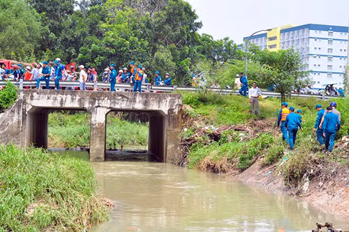 Tìm thấy thi thể cháu bé bị nước cuốn trôi ở Bình Dương ảnh 1