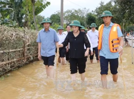 Chủ tịch Quốc hội động viên nhân dân vùng rốn lũ Hà Tĩnh ảnh 1