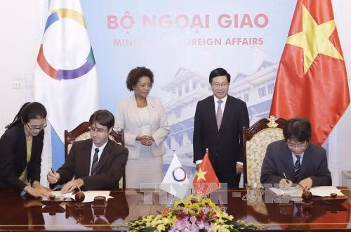 Phó Thủ tướng Phạm Bình Minh hội đàm với Tổng Thư ký Tổ chức Quốc tế Pháp ngữ ảnh 3