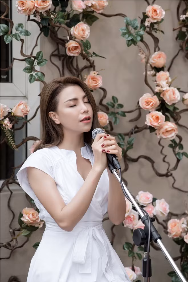 Trà Ngọc Hằng ra MV khoe giọng hát mộc trên ban công nhà ảnh 7