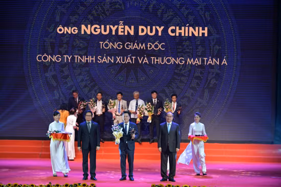 TGĐ Tân Á Đại Thành nhận giải doanh nhân Việt Nam tiêu biểu năm 2016 ảnh 1