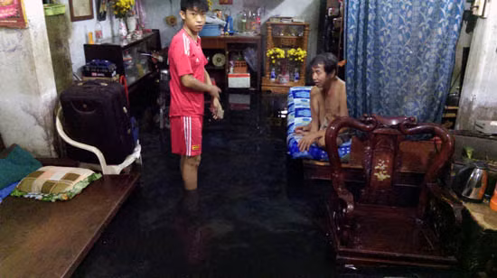 TP Hồ Chí Minh lại ngập nặng do triều cường và mưa lớn ảnh 6