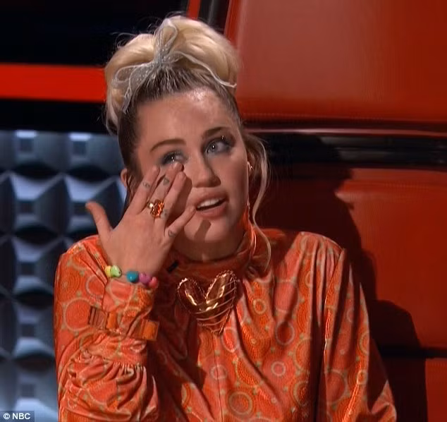 Huấn luyện viên "The Voice" Mỹ rớt nước mắt ở vòng Đối đầu ảnh 1