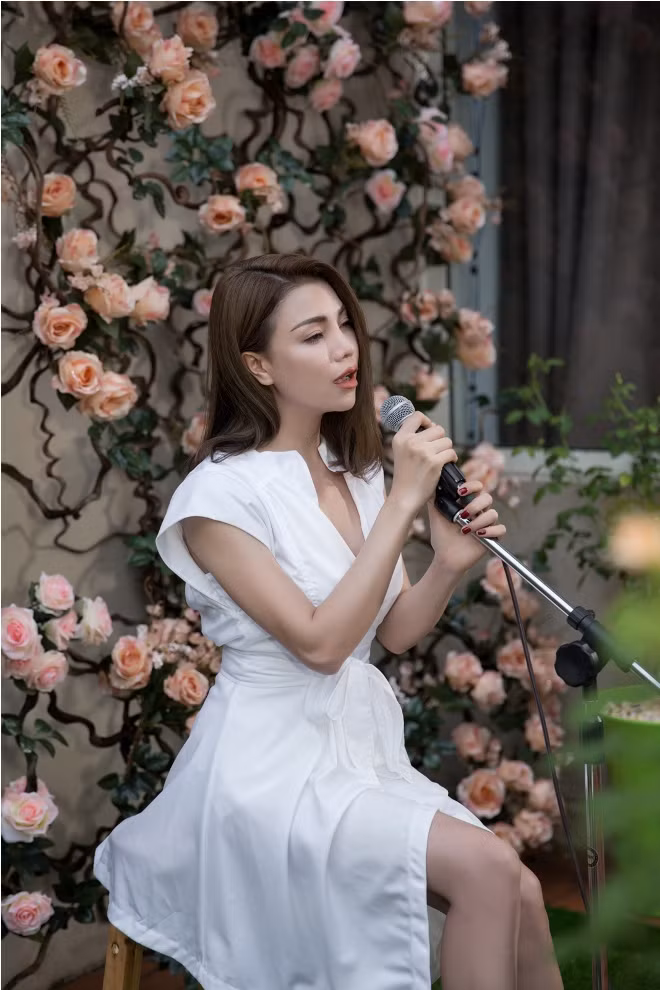 Trà Ngọc Hằng ra MV khoe giọng hát mộc trên ban công nhà ảnh 8
