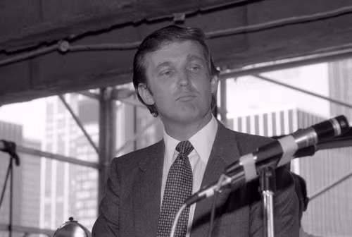 Ông Trump bị tố dùng tay "bạch tuộc" sờ mó phụ nữ ảnh 1