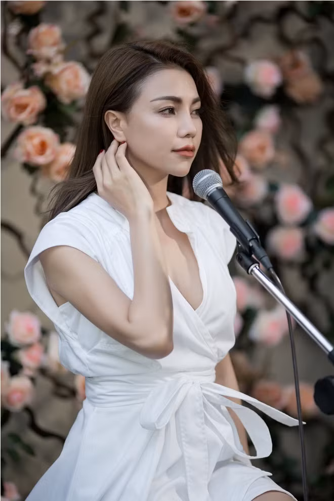 Trà Ngọc Hằng ra MV khoe giọng hát mộc trên ban công nhà ảnh 10