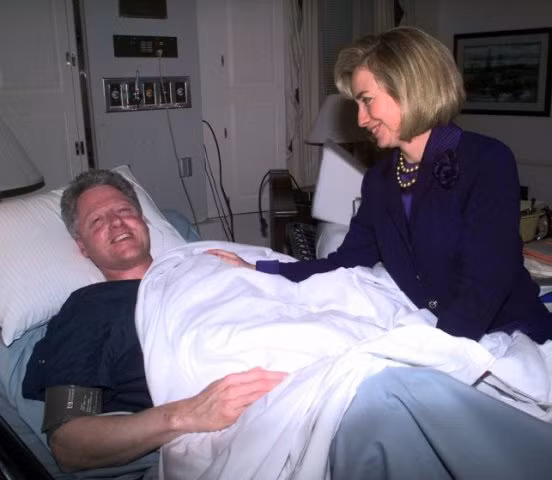 Những bức ảnh giá trị về chuyện tình của ông bà Clinton ảnh 12