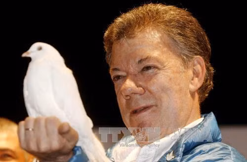 Tổng thống Colombia tặng tiền thưởng Nobel cho nạn nhân xung đột ảnh 1