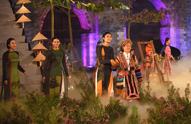 Trình diễn “Tinh hoa áo dài Việt Nam” ảnh 21