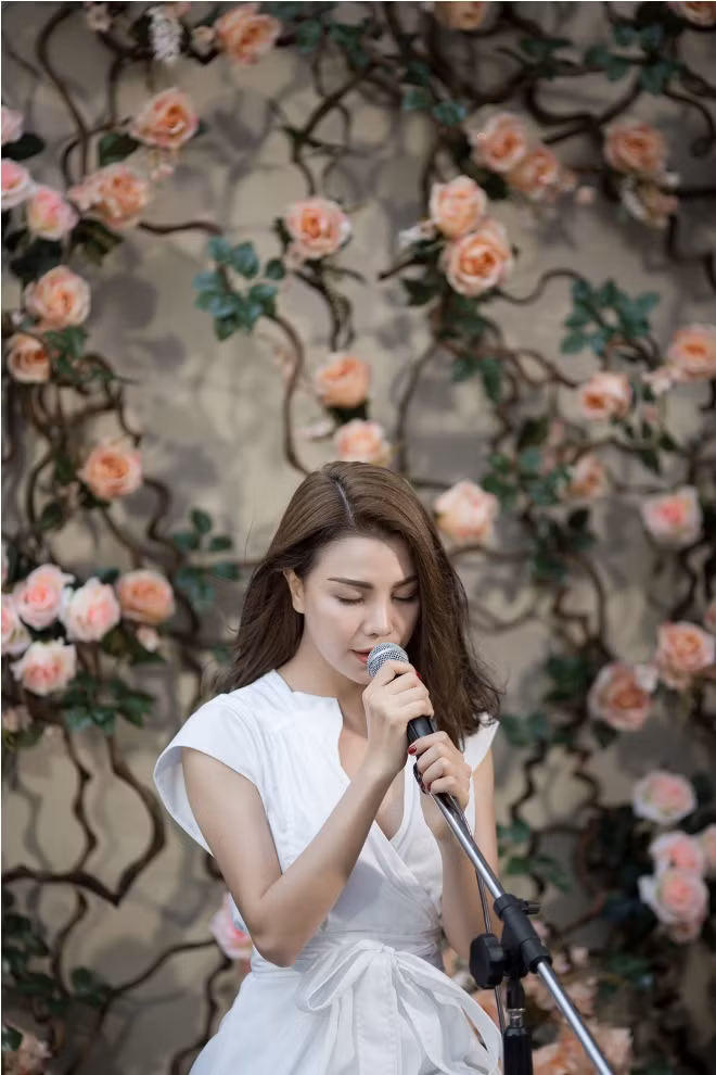 Trà Ngọc Hằng ra MV khoe giọng hát mộc trên ban công nhà ảnh 11