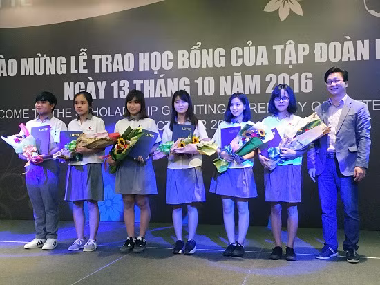 Tập đoàn LOTTE trao học bổng cho sinh viên xuất sắc TP Hồ Chí Minh ảnh 1