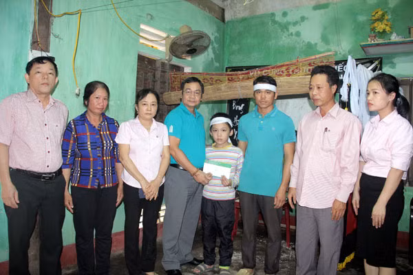 Cơn lũ đi qua, tình người ở lại ảnh 4