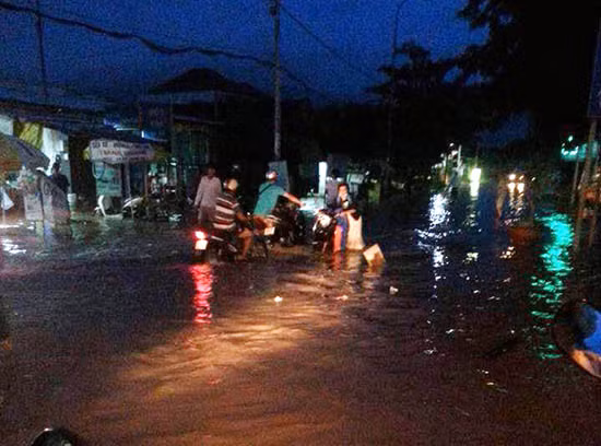 TP Hồ Chí Minh lại ngập nặng do triều cường và mưa lớn ảnh 11