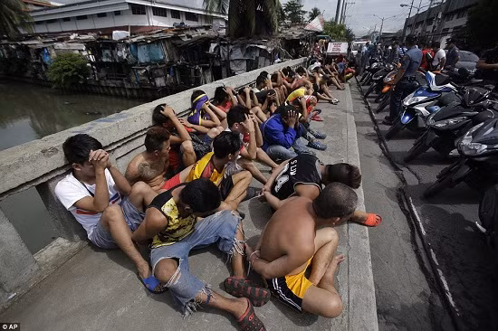 100 ngày cầm quyền đầy tranh cãi của ông Duterte ảnh 1