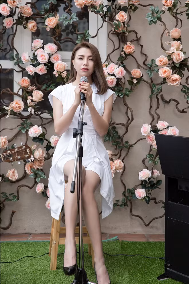 Trà Ngọc Hằng ra MV khoe giọng hát mộc trên ban công nhà ảnh 6