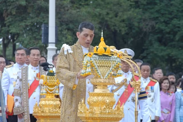 Hoàng Thái tử Maha Vajiralongkorn kế nhiệm cha ảnh 1