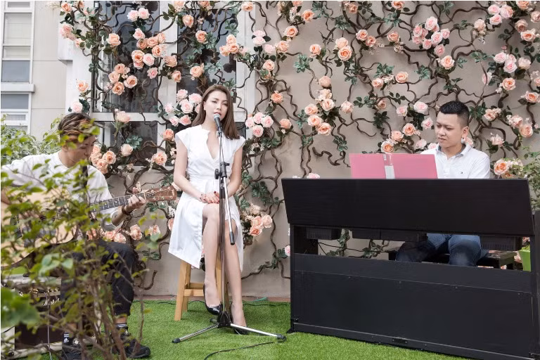 Trà Ngọc Hằng ra MV khoe giọng hát mộc trên ban công nhà ảnh 2