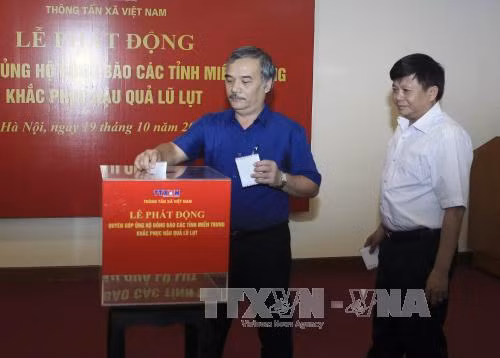 Ủng hộ đồng bào miền Trung khó khăn sau mưa lũ ảnh 1