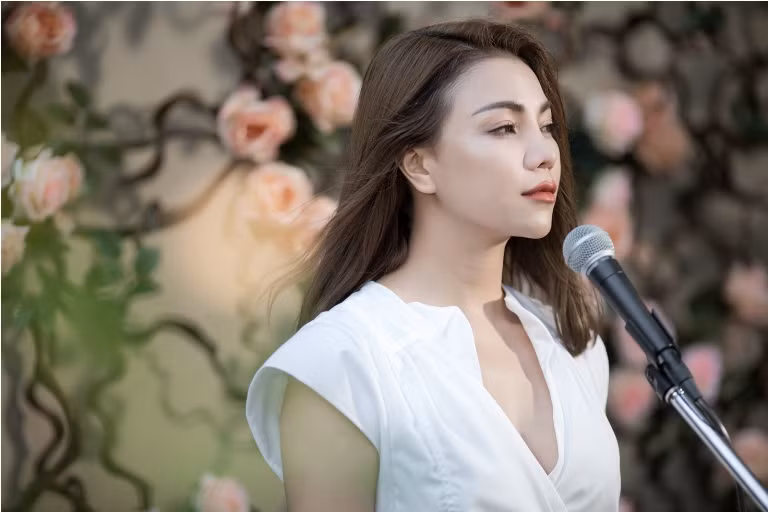 Trà Ngọc Hằng ra MV khoe giọng hát mộc trên ban công nhà ảnh 1