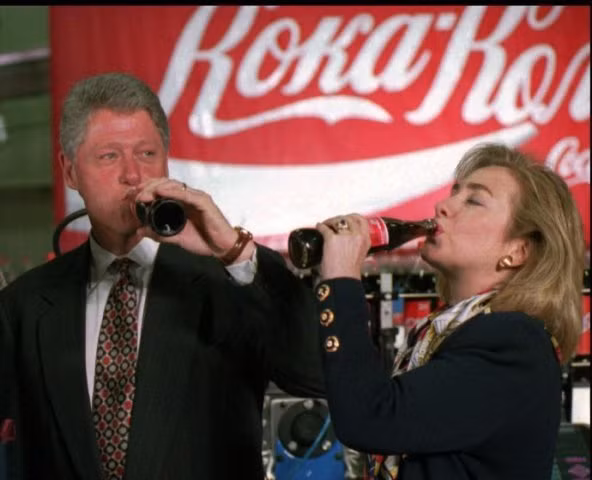 Những bức ảnh giá trị về chuyện tình của ông bà Clinton ảnh 10