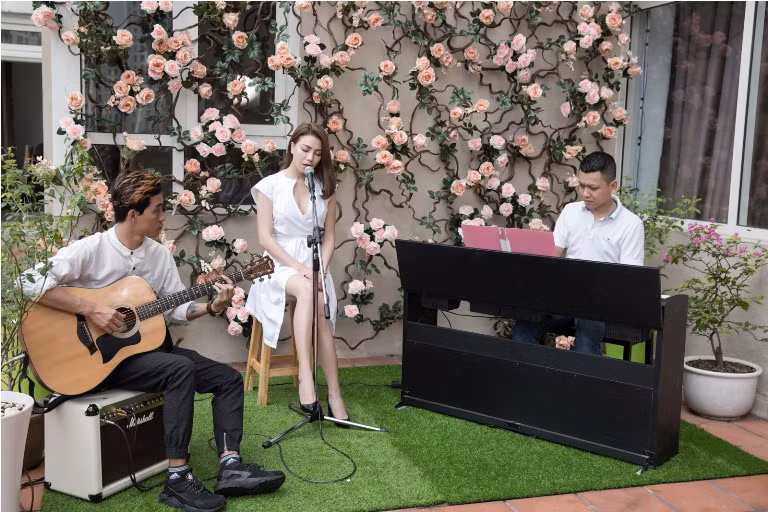 Trà Ngọc Hằng ra MV khoe giọng hát mộc trên ban công nhà ảnh 3