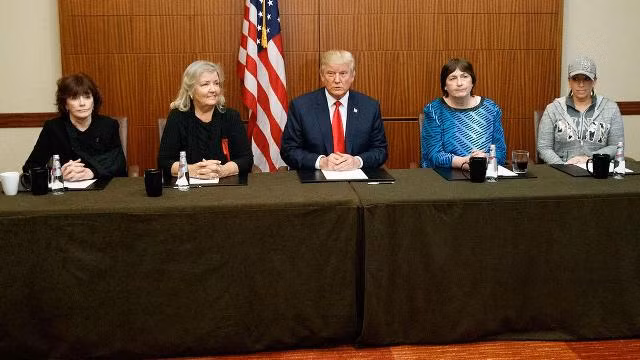 Ban vận động tranh cử của bà Hillary lo sợ điều gì? ảnh 1