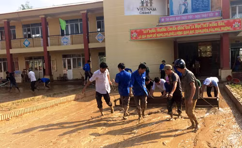 Quảng Bình: Nước rút, giáo viên học sinh hối hả dọn trường ảnh 2
