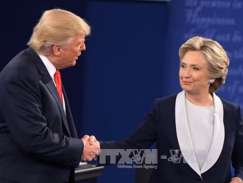 Bà Clinton duy trì khoảng cách an toàn với ông Trump ảnh 1