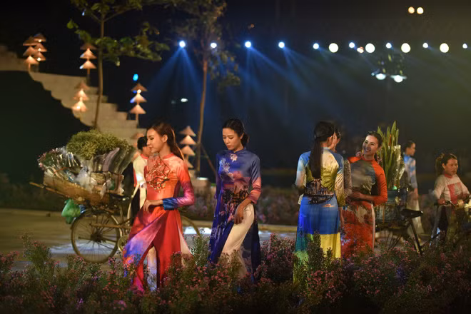 Trình diễn “Tinh hoa áo dài Việt Nam” ảnh 12