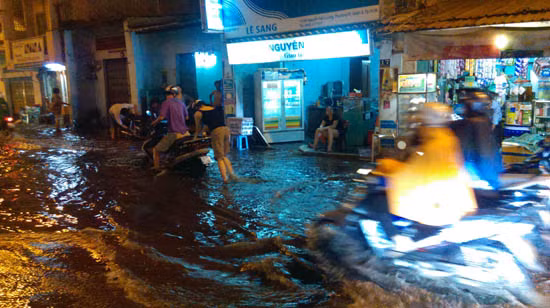 TP Hồ Chí Minh lại ngập nặng do triều cường và mưa lớn ảnh 3