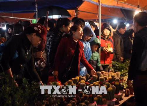 Tấp nập dòng người đội mưa về phiên chợ 'mua may, bán rủi' ảnh 2