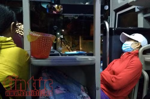 Xe khách nhồi nhét, tăng giá vé sau Tết ảnh 2