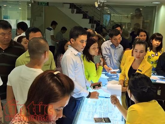 Giá vàng tăng nhanh, người dân vẫn đổ xô đi mua trong ngày vía Thần Tài ảnh 1