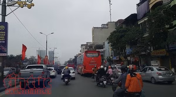 Mùng 5 Tết, dòng người đổ về Thủ đô nhưng không ùn tắc kéo dài ảnh 3